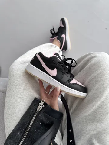AIR JORDAN RETRO 1 LOW | BLACK / PINK premium (1)